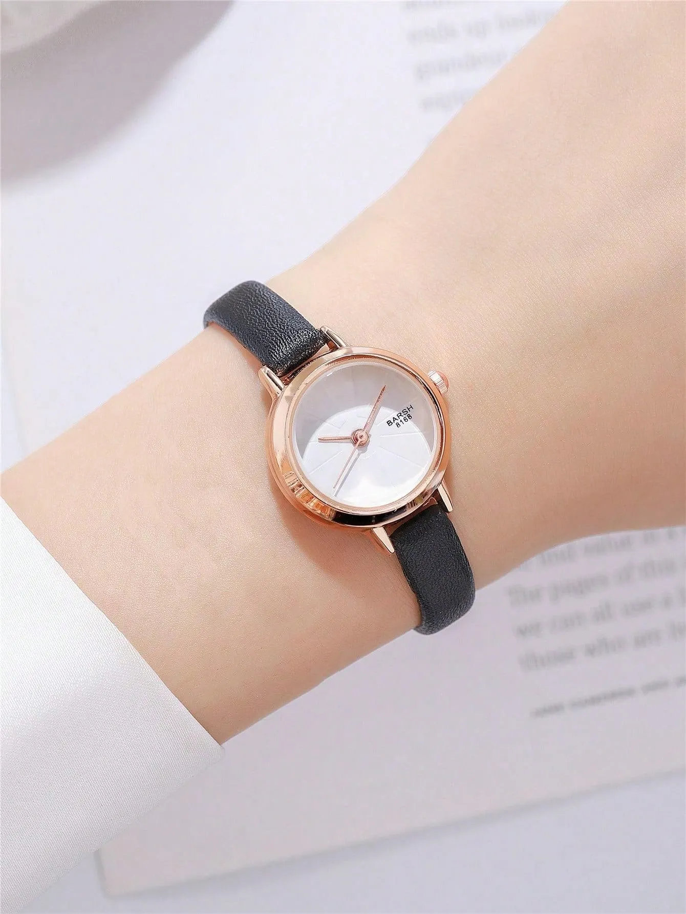 1pc PU Strap Round Dial Quartz Watch - Black