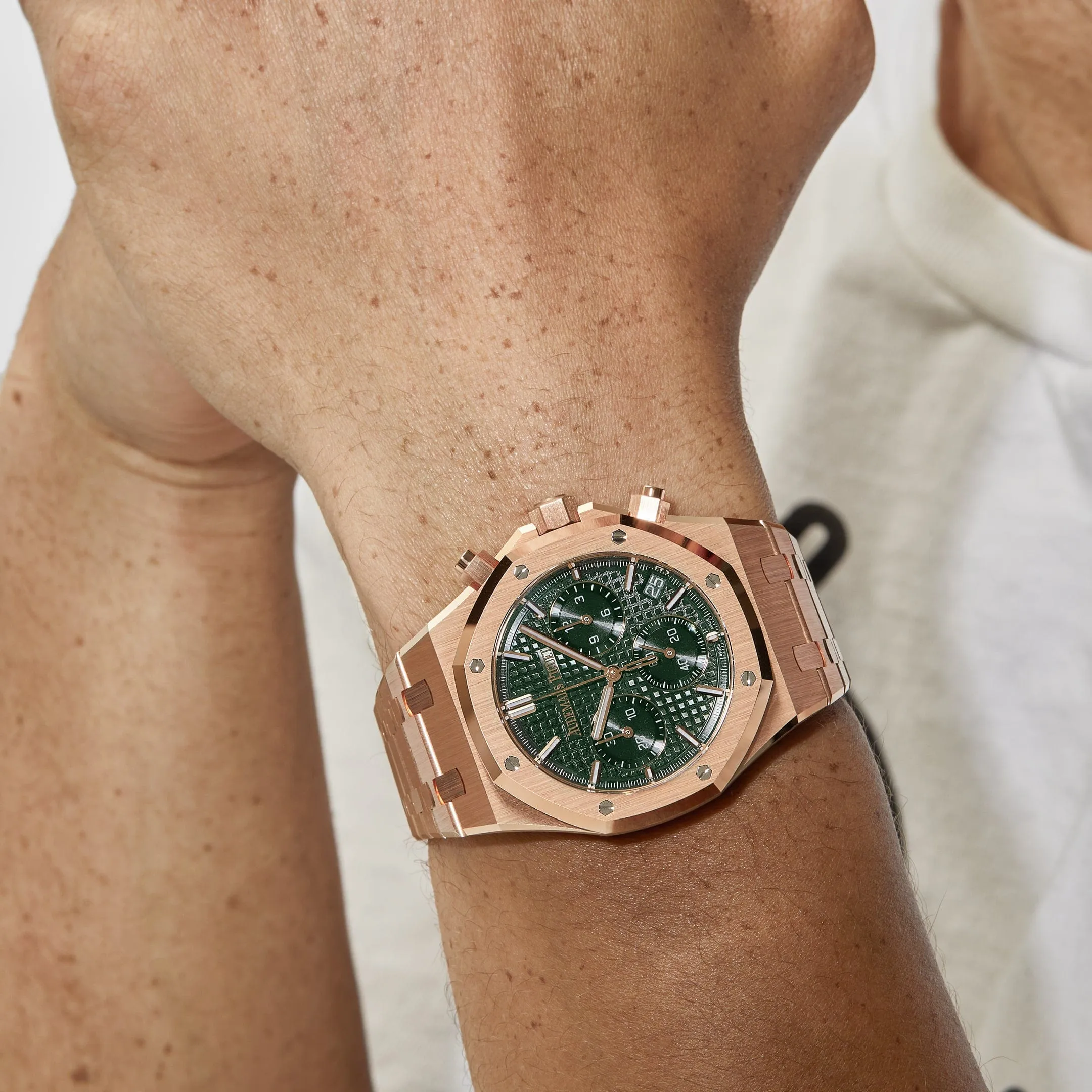 A&P Luxury Watches Royal Oak 26240OR.OO.1320OR.08 Selfwinding Chronograph Rose Gold Khaki Green Dial (2024)