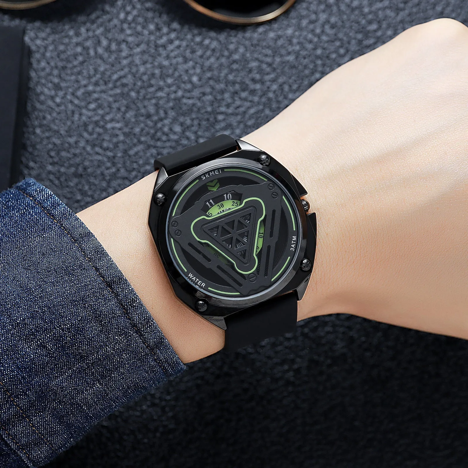 Men's Fashion Quartz Wrist Watch A Stylish and Durable Watch - 2062