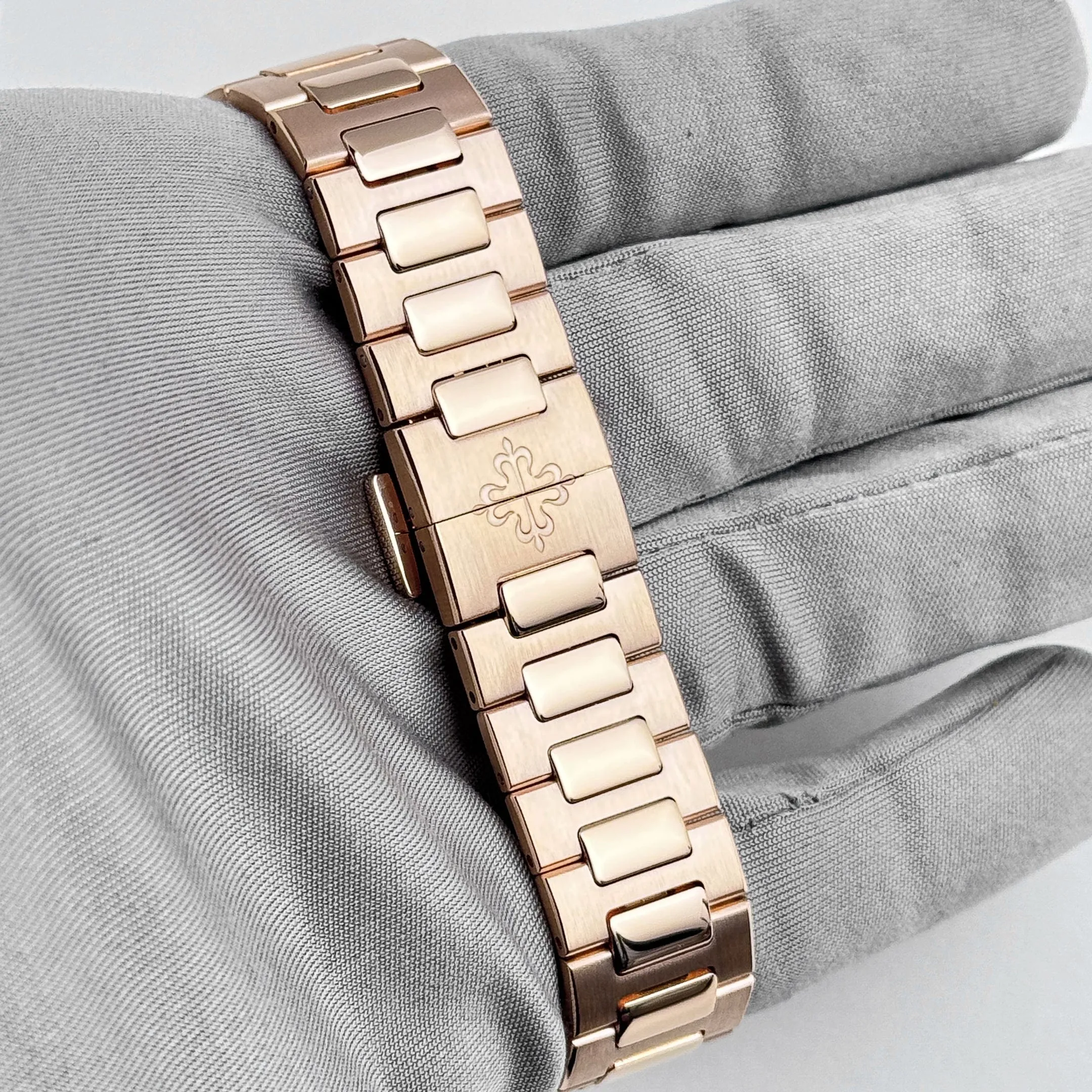 PP Luxury Watches Nautilus 7118/1R-010 'Ladies' Rose Gold Champagne Golden Dial (2022)