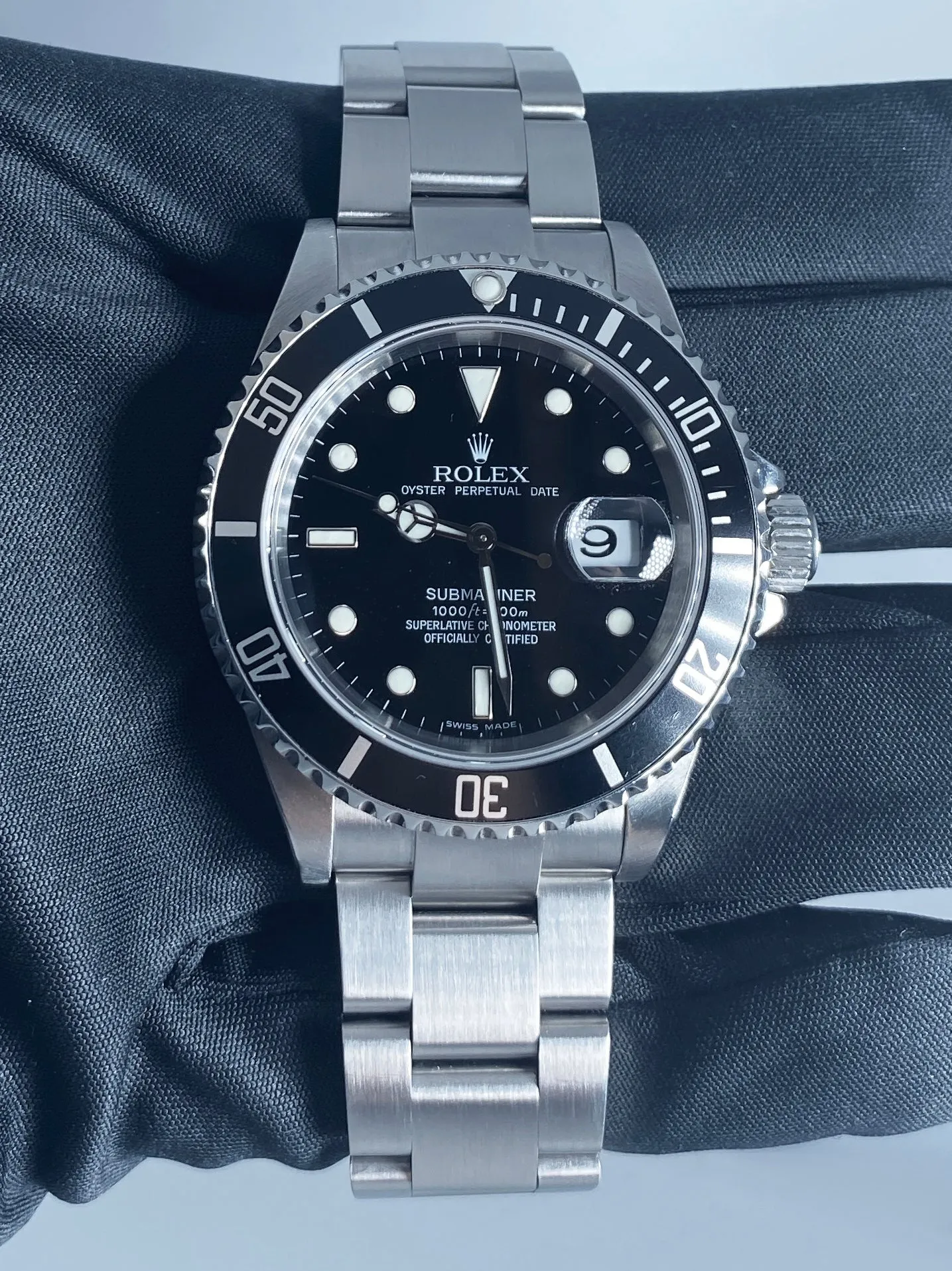 Rolex Oyster Perpetual Submariner 16610 Mens Watch Box & Papers