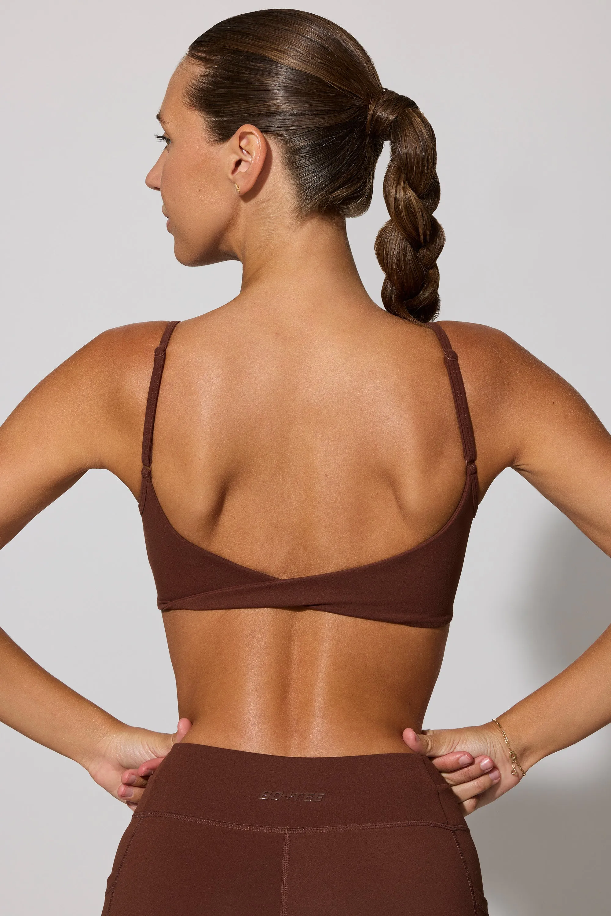 Twist Back Scoop Neck Sports Bra in Chocolate