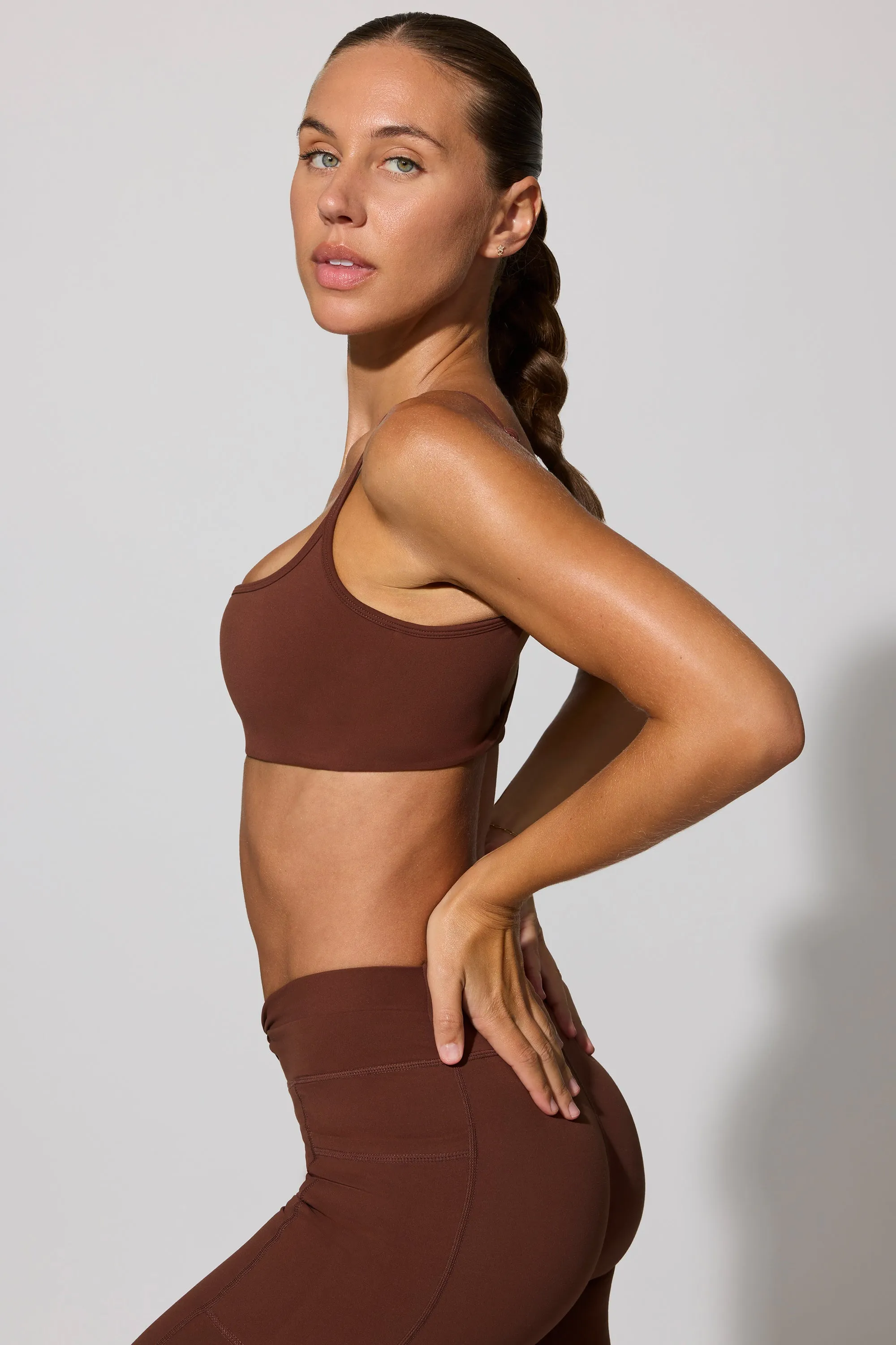 Twist Back Scoop Neck Sports Bra in Chocolate