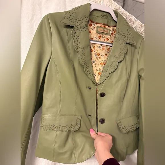 Wilsons Leather sage green M blazer jacket w/ antique buttons, scalloped sleeves