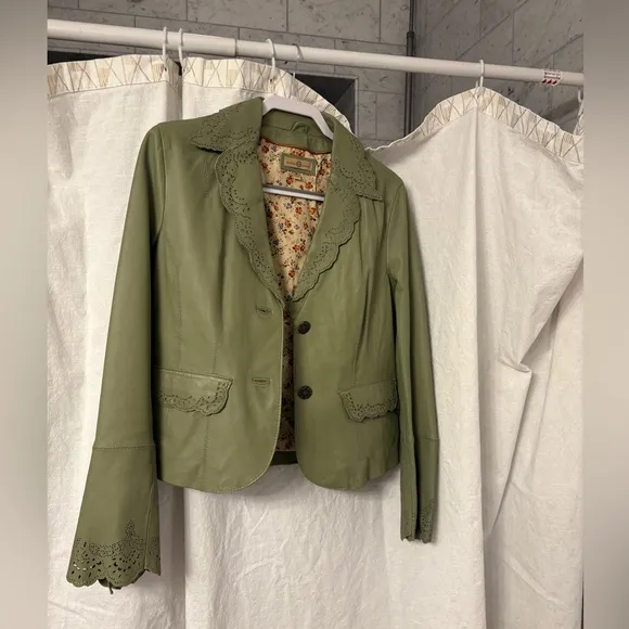 Wilsons Leather sage green M blazer jacket w/ antique buttons, scalloped sleeves